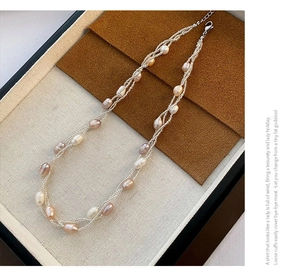 Gros plan sur un collier de perles d'eau douce multicouche avec fermoir mousqueton