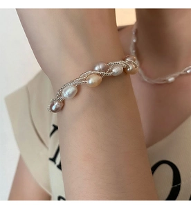 Détail du collier multicouche torsadé avec perles d'eau douce naturelles et perles argentées