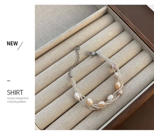 Détail du bracelet multicouche en perles d'eau douce naturelles avec perles de rocaille fines
