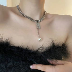 Silberne Gliederkette mit B-Anhänger und weißer Perle für Damen, modern