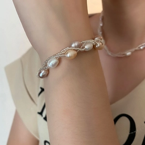 Collier élégant à plusieurs rangs en perles d'eau douce naturelles au design tissé coloré
