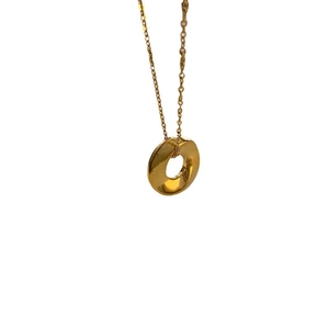 Polished gold twisted pendant necklace with elegant O-chain for women in minimalist style