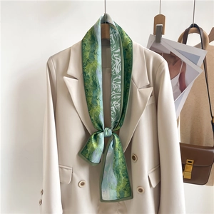 Écharpe en soie à imprimé peinture à l'huile verte avec blazer beige et sac en cuir chic