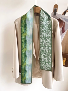 Détail d'un foulard en soie double face avec paysage de peinture à l'huile et motifs vagues