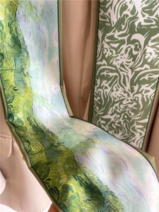 Détail de foulards en soie avec peinture à l'huile et motifs tigre sur un blazer