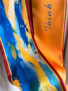 Gros plan détaillé du foulard en soie style peinture à l'huile avec l'inscription Think