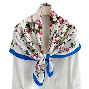 Elegant 90cm silk scarf with pink rose prints and blue borders on white blazer