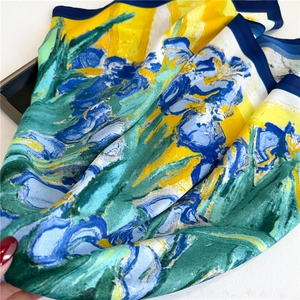 Dettaglio della sciarpa in seta con il dipinto Iris di Van Gogh dai toni vivaci gialli e blu