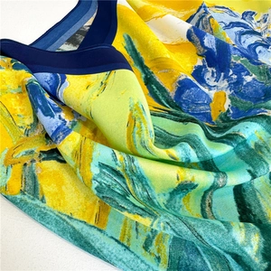 Dettaglio macro dello scialle in seta con pittura a tulipani e trama satinata