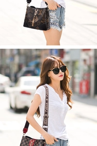 Details zur bedruckten Umhängetasche und Modelfoto mit brauner Bucket Bag