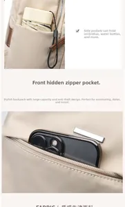 Détail de la poche latérale pour parapluie et poche zippée cachée du sac à dos beige