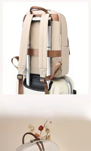 Détail du sac à dos beige minimaliste avec sangle de fixation pour valise de voyage