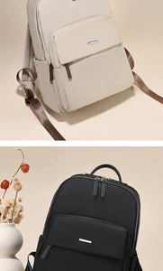Détail de sacs à dos minimalistes en nylon beige et noir avec un tissu résistant à l'eau