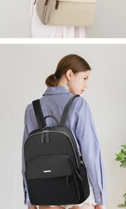 Détails de sacs à dos en nylon noir et beige avec compartiments à fermetures éclair multiples