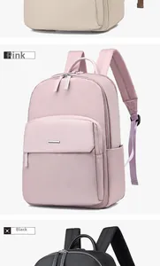 Vue verticale de sacs à dos en nylon rose et noir avec une texture imperméable