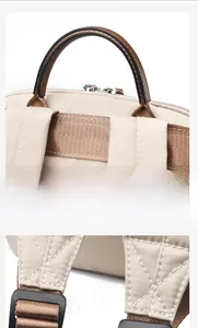 Détail de la poignée confort et des bretelles renforcées sur sac à dos beige