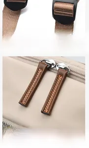 Détail de la bandoulière en nylon et double fermeture éclair en cuir avec couture