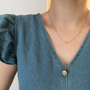 Collier élégant en acier titane doré avec trois petits pendentifs en forme de cœur