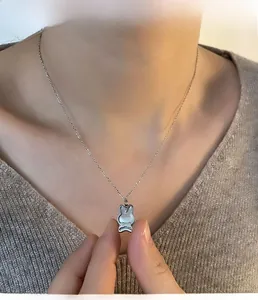 Gros plan du collier lapin en forme de cœur sur mannequin montrant taille et éclat