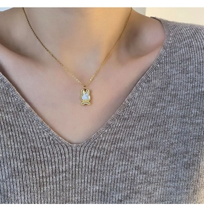 Détail du pendentif lapin avec incrustation de nacre sur une chaîne dorée fine