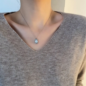 Collier lapin en argent S925 avec pendentif cœur en nacre porté sur mannequin
