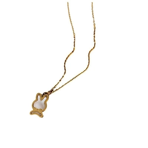 Pendentif lapin doré avec incrustation en nacre et petit nœud sur chaîne fine