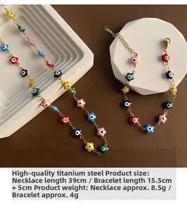 Détails du collier et bracelet en acier titane avec motifs d'yeux floraux colorés