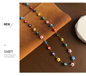 Détail du collier de fleurs colorées avec motifs mauvais œil sur chaîne dorée