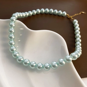 Collar de perlas de nácar azul claro de estilo francés con cierre dorado en bandeja
