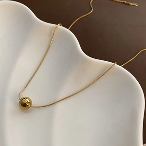 Élégant collier chaîne serpent en acier inoxydable doré avec une perle ronde minimaliste