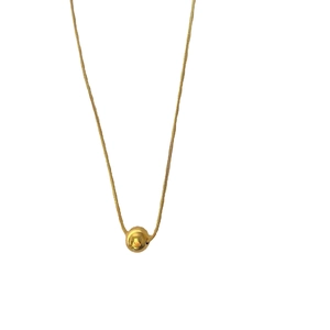 Collier chaîne serpent dorée minimaliste avec un pendentif boule ronde polie pour femme