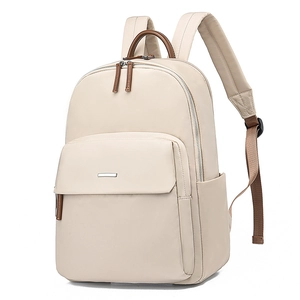 Sac à dos minimaliste en nylon blanc cassé avec détails en cuir brun et logo en métal