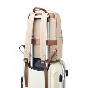 Sac à dos beige pour ordinateur avec sangle de bagage sur poignée de valise argentée