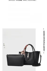 Détail de l'ensemble sac seau en cuir noir avec poignée en soie et fermoir métallique