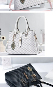 Dettaglio di borsa elegante monogrammata con ciondolo a foglia dorata e doppi manici