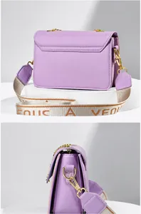 Dettaglio della borsa a tracolla viola con tracolla intrecciata e chiusura dorata