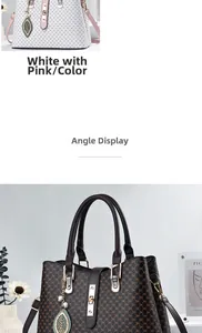 Dettagli di eleganti borse in trapuntato bianco-rosa e finitura monogramma marrone scuro