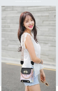 Detail of gradient crossbody bag with double swan metal ornament and acrylic chain