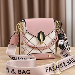Sac bandoulière rose et beige matelassé avec fermoir doré et large bandoulière