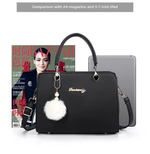 Größenvergleich schwarze Lederhandtasche mit A4-Magazin und iPad-Tablet für Damen