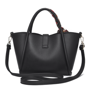 Sac à main noir à motif litchi avec foulard en soie et bandoulière réglable