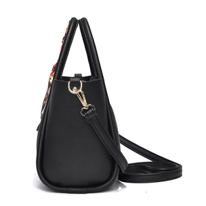 Sac seau noir classique en cuir grainé avec foulard décoratif et finitions dorées
