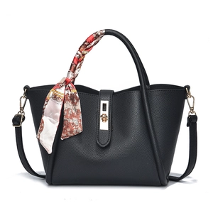 Sac seau classique en cuir noir avec serrure dorée et détail de foulard coloré