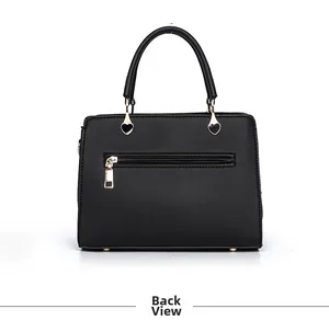 Rückansicht der schwarzen Handtasche mit Reißverschlussfach und goldenen Bodenfüßen