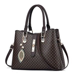 Borsa marrone con monogramma e dettagli dorati per donne eleganti e chic