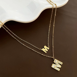 Collier Double Couche En Acier Titane Avec Pendentif Lettre M En Coquillage Plaqué Or Bijoux De Mode Pour Femmes