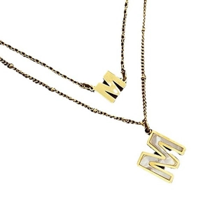 Collier double rang en titane doré avec pendentif M en nacre et chaîne perlée
