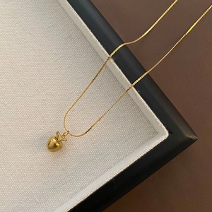 Collier élégant en acier titane doré avec pendentif pomme 3D sur une chaîne fine