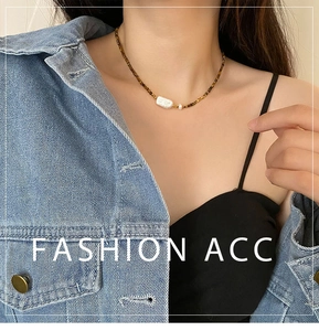 Gros plan du collier perle baroque avec perles imprimé léopard sur veste en jean