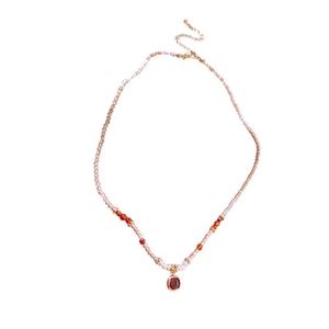 Elegante Perlenkette mit rosa Steinen, quadratischem rotem Anhänger und Goldverschluss